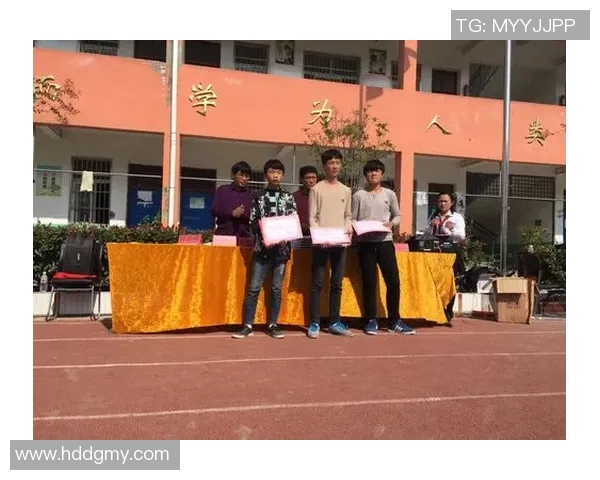 广场舞与篮球激情碰撞小伙展现青春活力与运动魅力 广场舞与篮球激情碰撞小伙展现青春活力与运动魅力